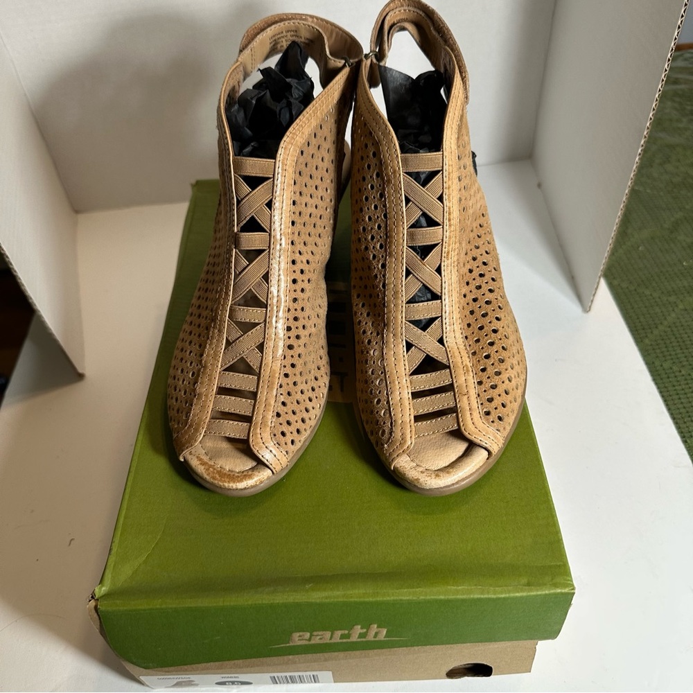 NIB Earth Women's Calla Camel Perforated Leather Peep-Toe Sandals Size 8.5